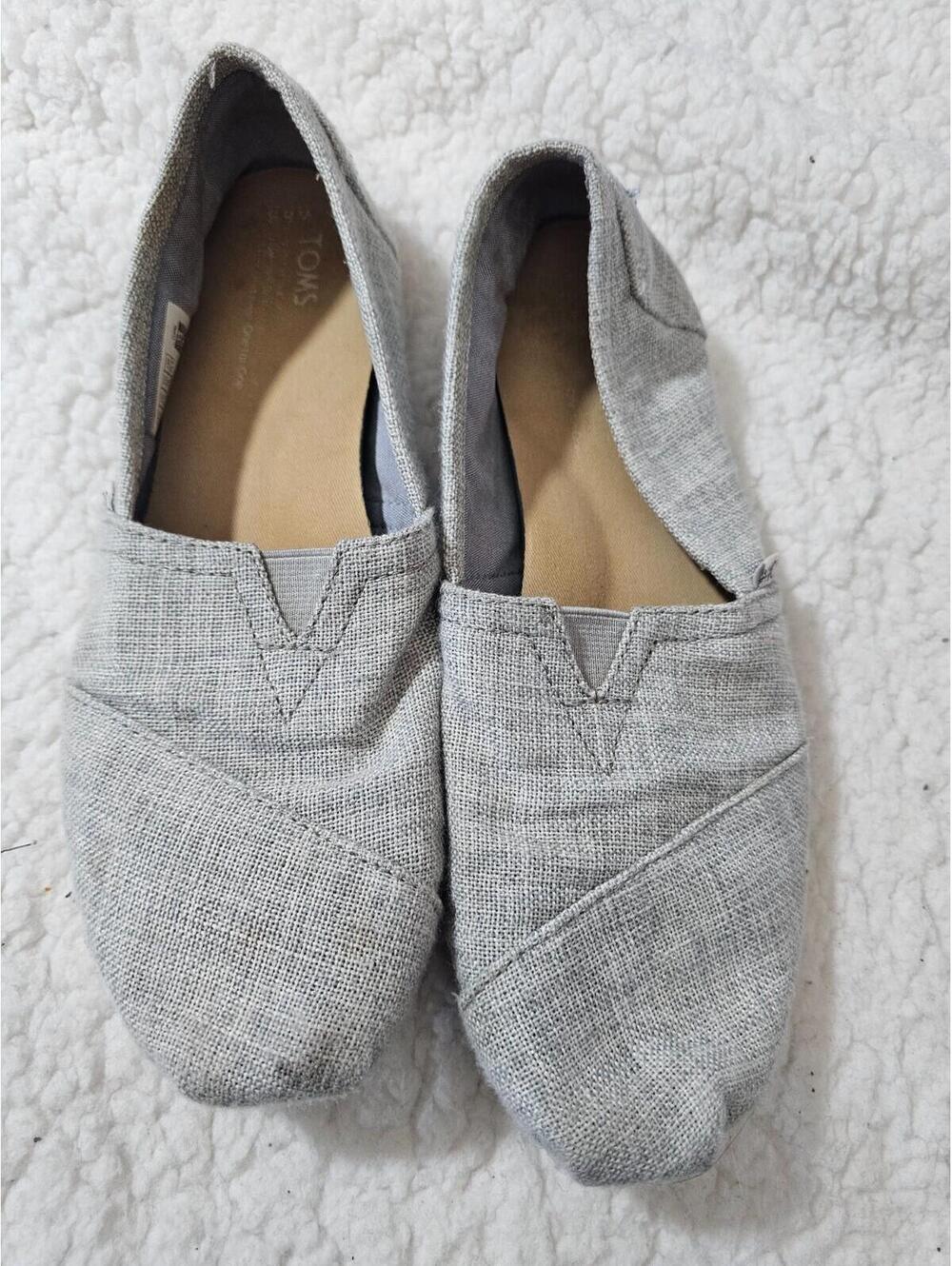 Women's Toms Flat Slip On Shoes Gray Size 8.5 Light Weight Flats Closed Toe